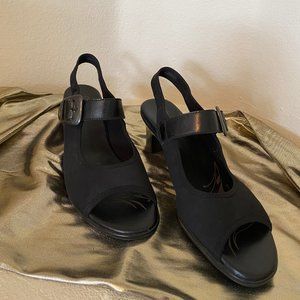 MUNRO SANDALS, BLACK, SIZE 8N